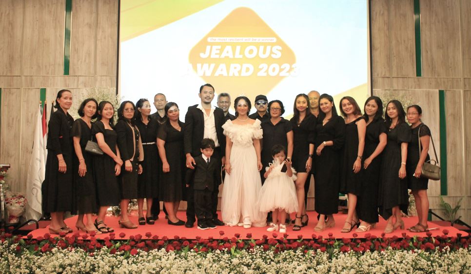 Ni Putu Susilyaningsih bersama keluarga besar Jealous Beauty Solution